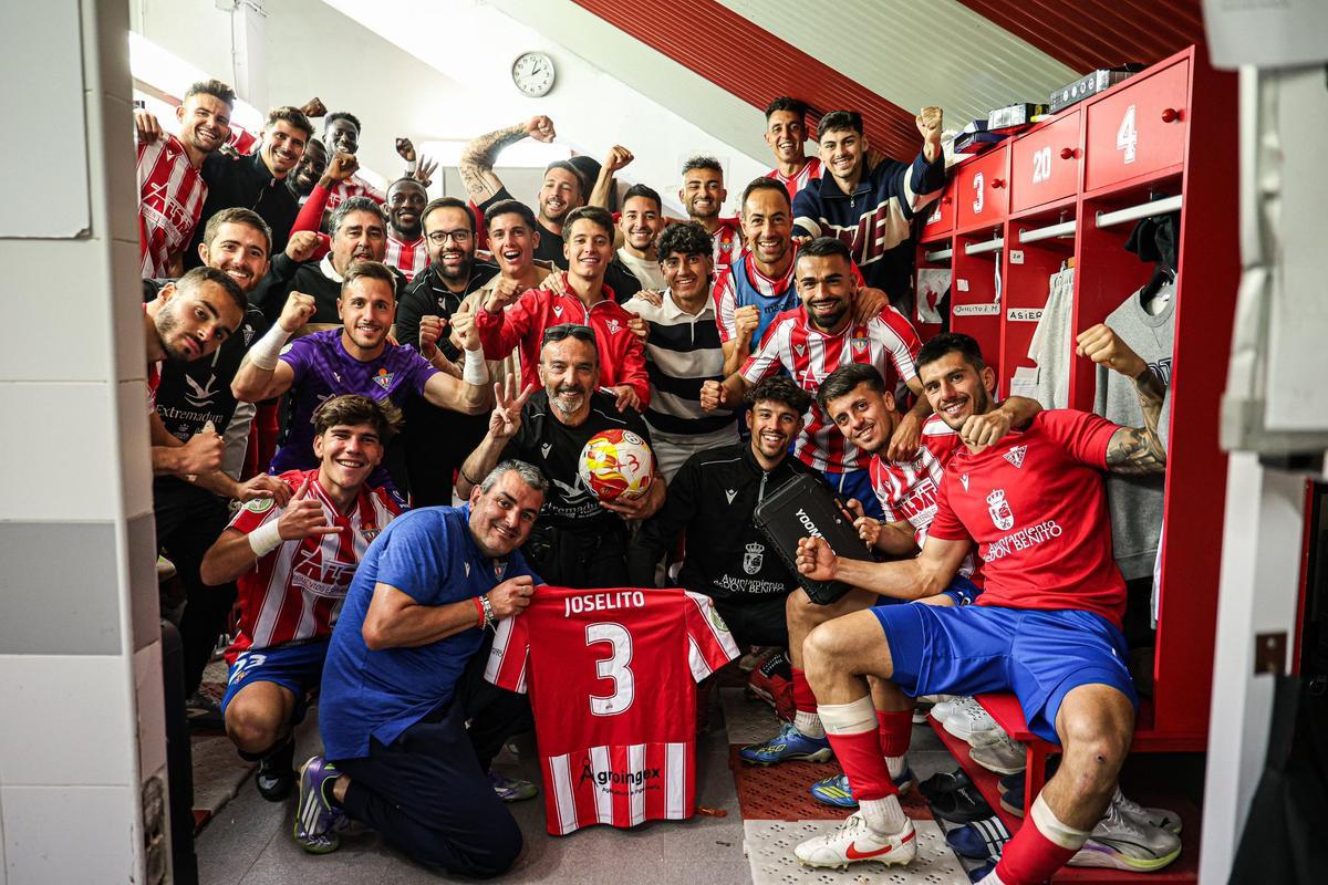 Jugadores del Don Benito festejan la victoria en casa ante el Gévora.