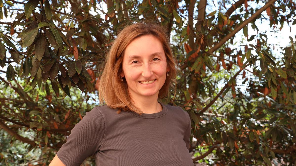 Julieta Páez en los jardines exteriores del Instituto de Productos Naturales y Agrobiología (IPNA-CSIC)