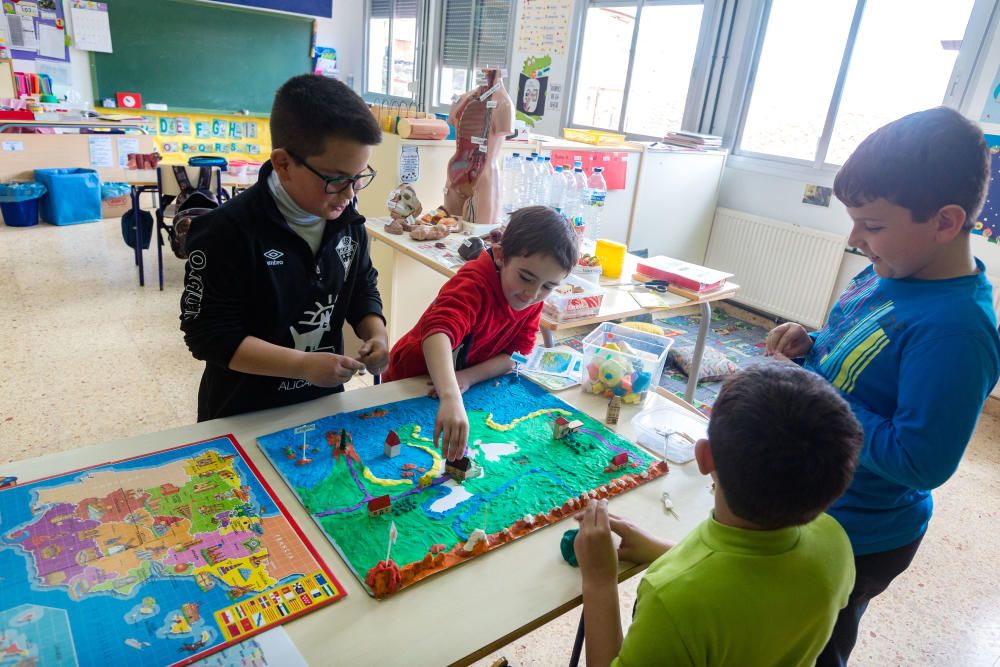 Niños en el patio de la escuela Sella, que forma parte de un centro rural agrupado con Orxeta y Relleu