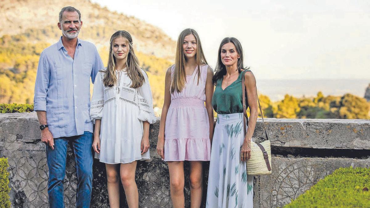 Durften Valldemossa bestaunen: König Felipe VI. und Letizia mit Prinzessin Leonor und Infantin Sofía.