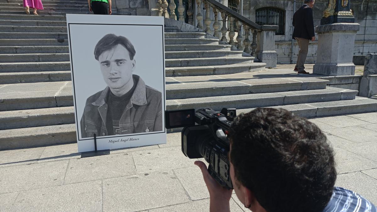 Un cámara de televisión graba un cartel con la fotografía de Miguel Ángel Blanco en una concentración de homenaje a su persona y otras víctimas celebrado en Bilbao.