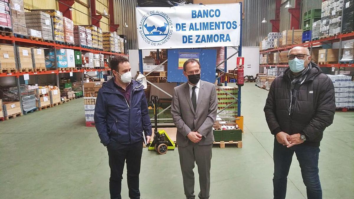 El subdelegado del Gobierno, Ángel Blanco, durante la visita al Banco de Alimentos de Zamora.