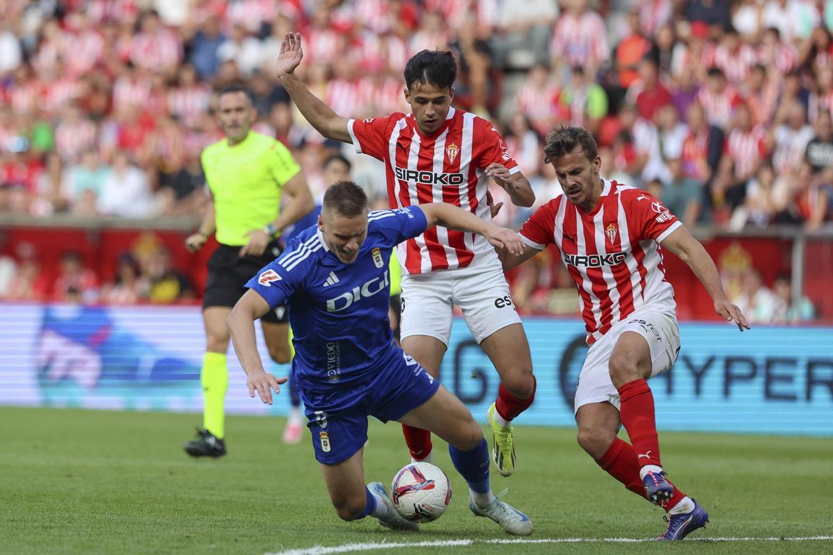 Derbi asturiano: las imágenes del partido entre el Sporting y el Oviedo en El Molinón