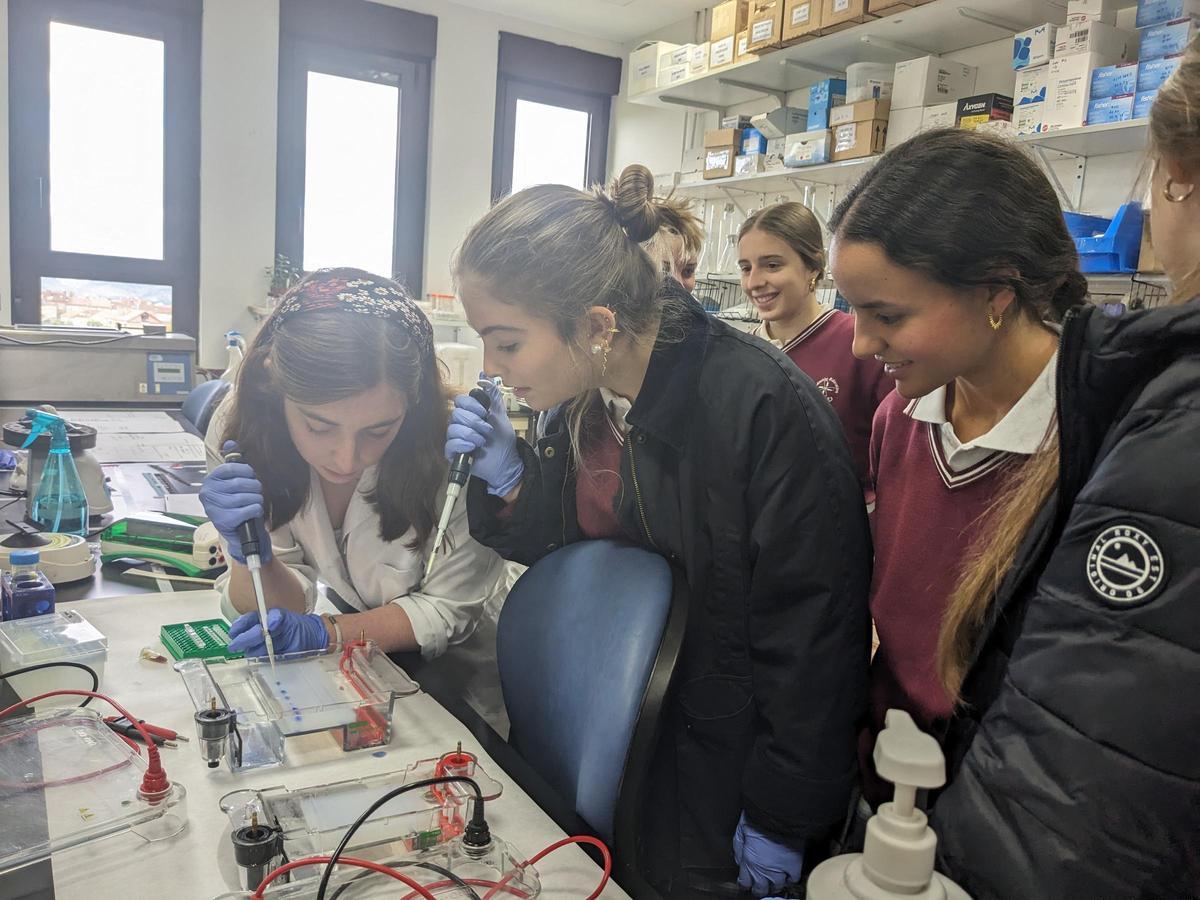Varias alumnas en el laboratorio del centro educativo