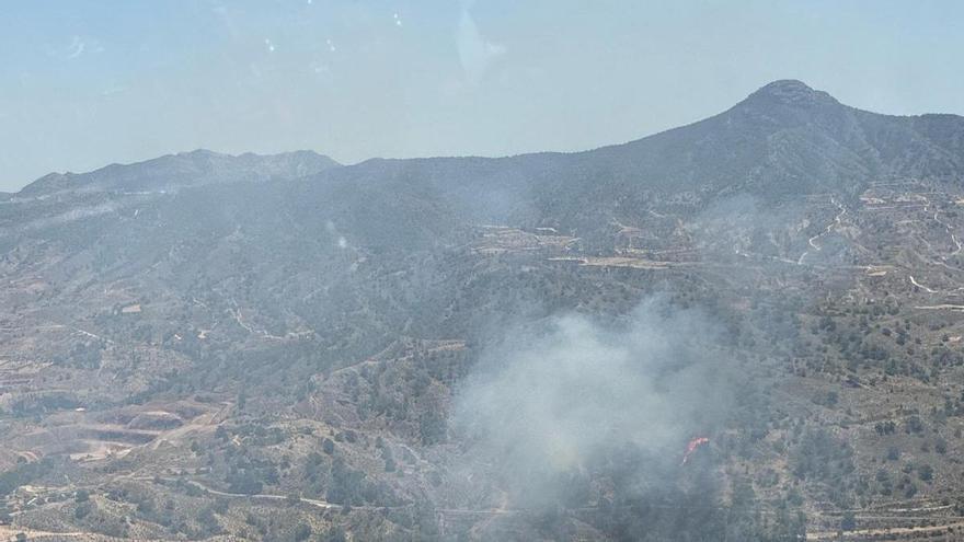 Tres helicópteros movilizados para sofocar un incendio forestal declarado en Abanilla