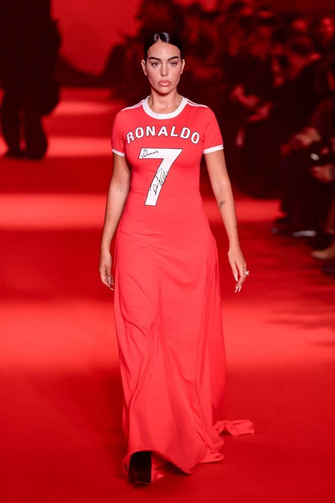 Georgina Rodríguez con vestido rojo de Vetements