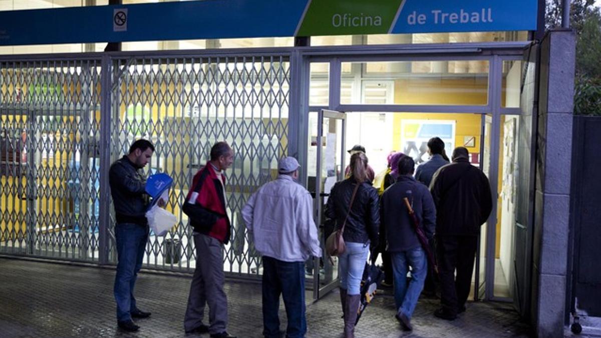 Varias personas hacen cola ante una oficina de empleo de la Generalitat, el pasado octubre en Terrassa.