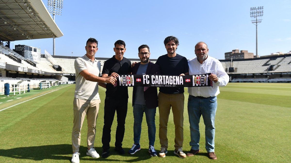 Víctor Sánchez con sus ayudantes Koke y Kontoes, Paco Belmonte y Manolo Breis