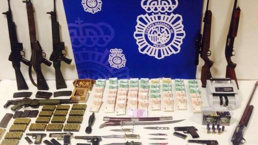 Armas, munición y dinero intervenidos al ourensano. //Policía