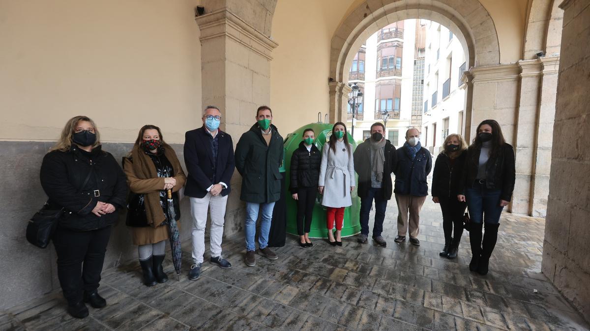 Imagen de grupo de las reinas con los representantes municipales, Ecovidrio, collas y gaiatas.