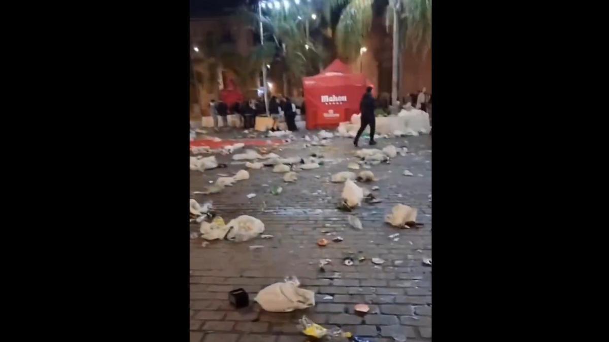 La plaza de Brujas acaba convertida en un estercolero tras la verbena fallera