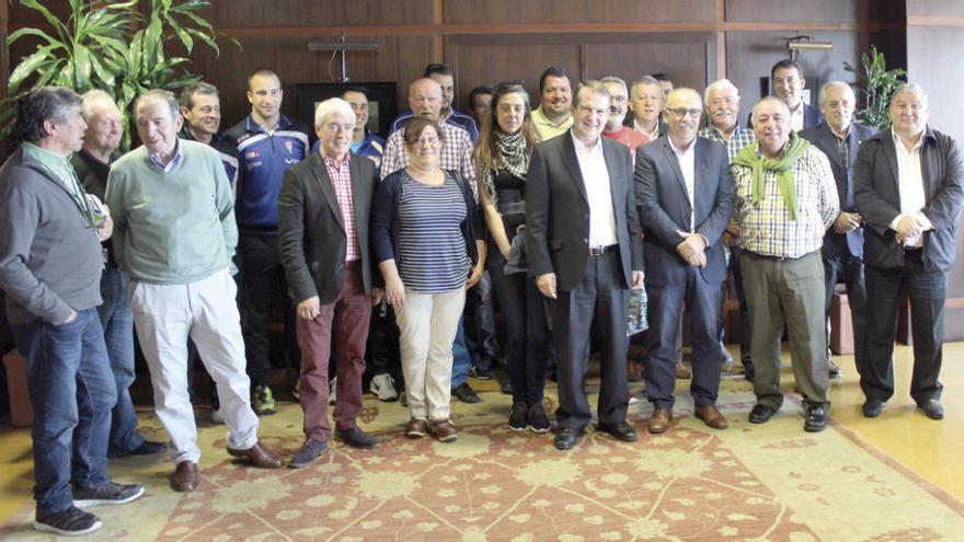 Una representación de los equipos participantes, ayer con el alcalde Abel Caballero. // FdV