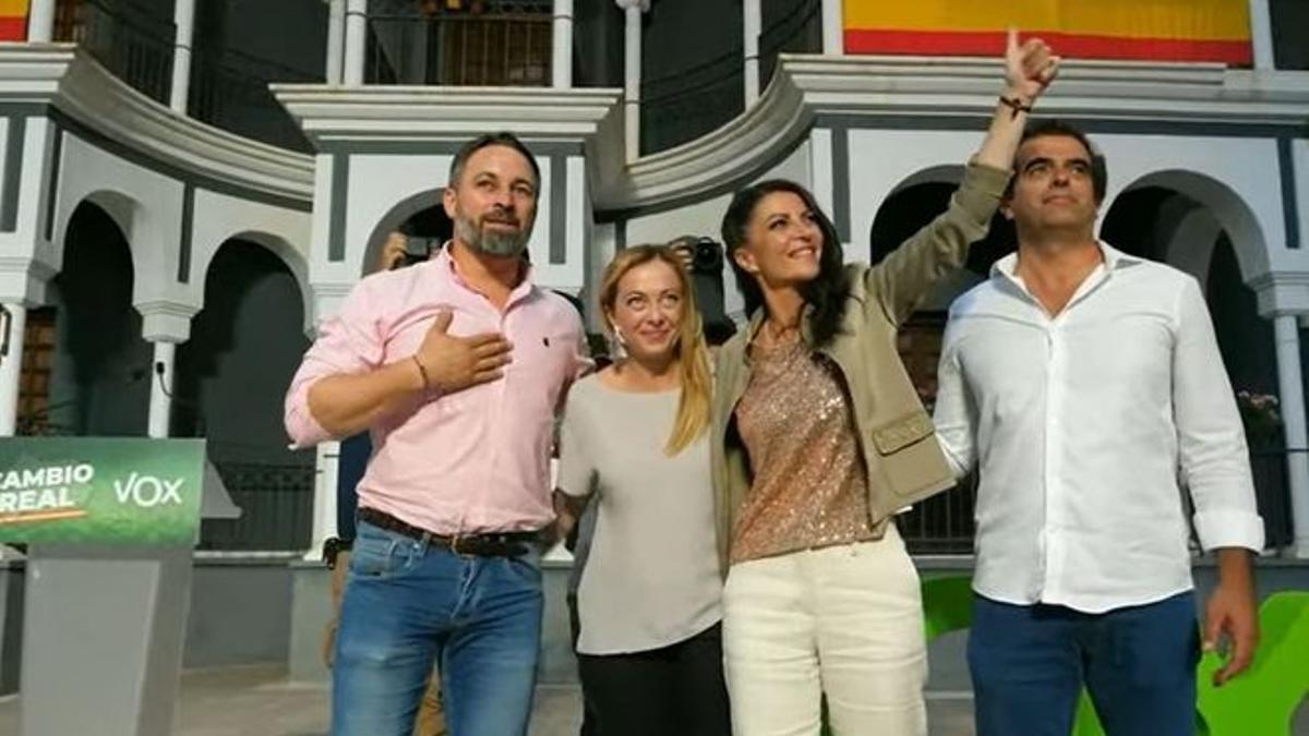 Santiago Abascal, líder de Vox; junto a Giorgia Meloni, de Fratelli d’Italia; la candidata a la Junta de Andalucía, Macarena Olona, y el candidato por Málaga, Antonio Sevilla.