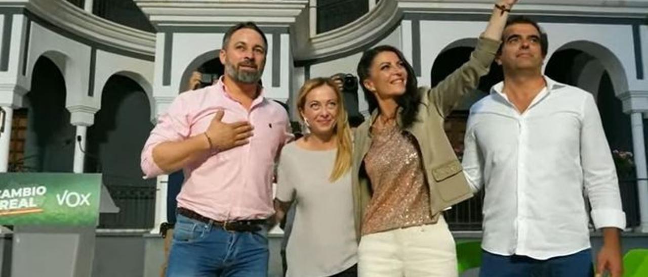 Santiago Abascal, líder de Vox; junto a Giorgia Meloni, de Fratelli d’Italia; la candidata a la Junta de Andalucía, Macarena Olona, y el candidato por Málaga, Antonio Sevilla.