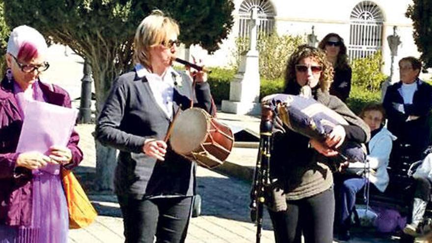 Antònia Matamalas y las ´xeremieres´ durante el encuentro de ayer por la mañana.