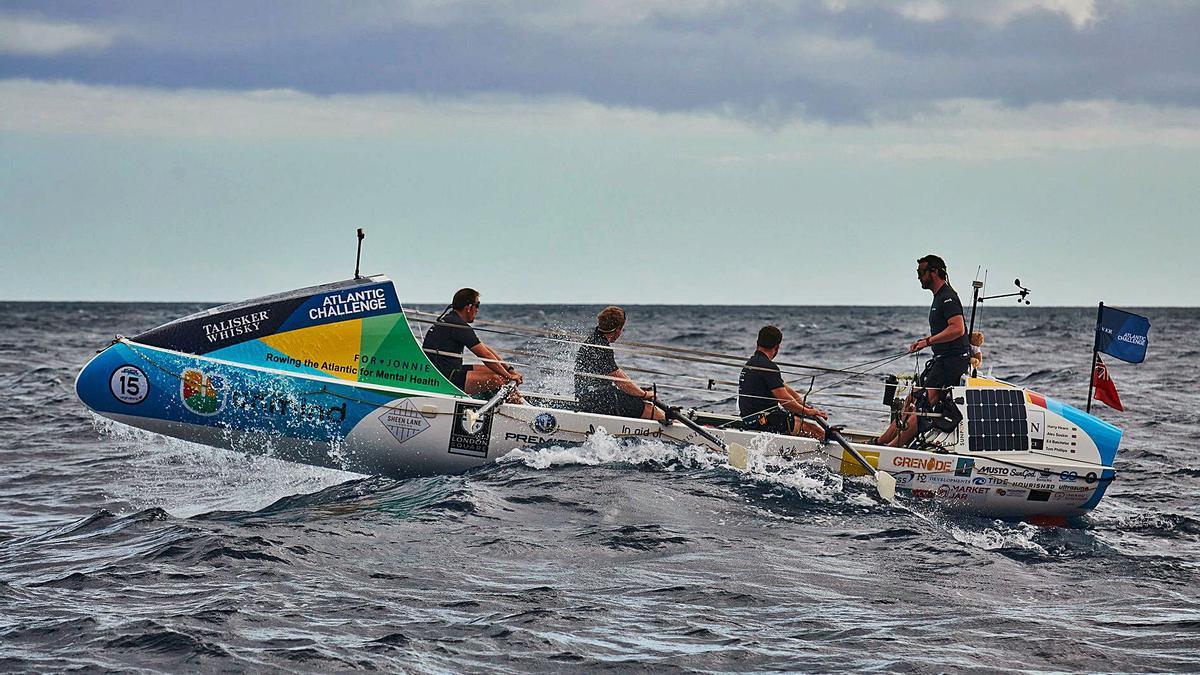 El equipo Oardacity, de Reino Unido, es uno de los 21 que ya cruzan el Atlántico a remo, con Harry Hearn, Alex Soskin, Ed Batchelor y Tom Phillips. | | E.D.