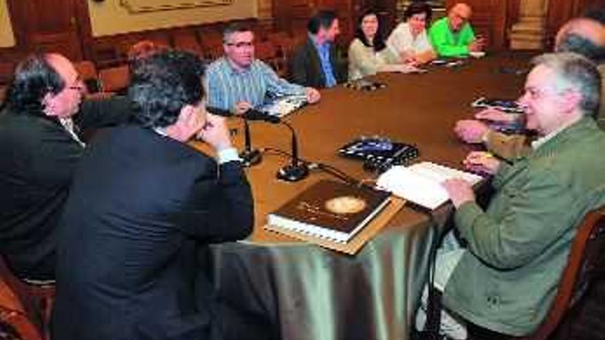 La directiva de la Confederación Galega de Asociacións de Veciños se reunió ayer con el alcalde Lores. / rafa vázquez