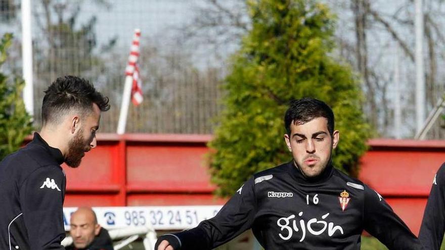 Carlos Castro, ante Álex Menéndez en un entrenamiento.