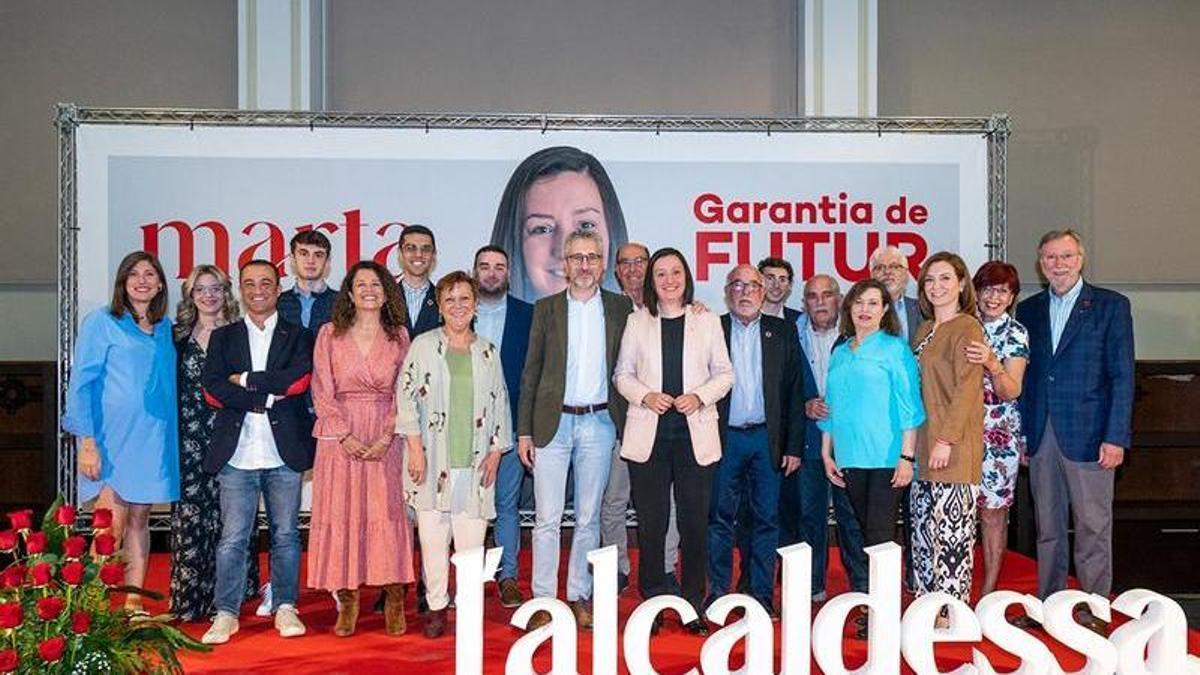 Marta Trenzano y Arcadi España, con los integrnates de la candidatura del PSPV.