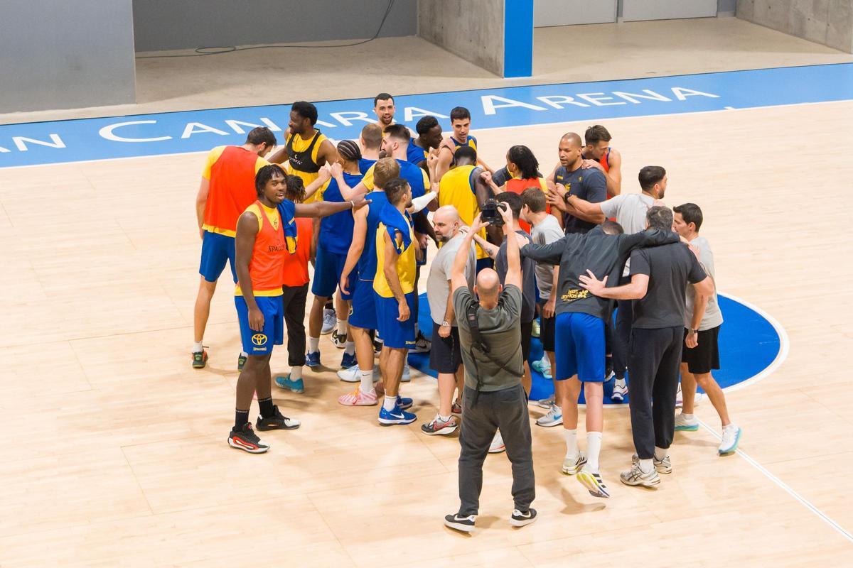 Primer entrenamiento de Néstor 'Che' García con el Dreamland Gran Canaria Primer entrenamiento de Néstor 'Che' García con el Dreamland Gran Canaria
