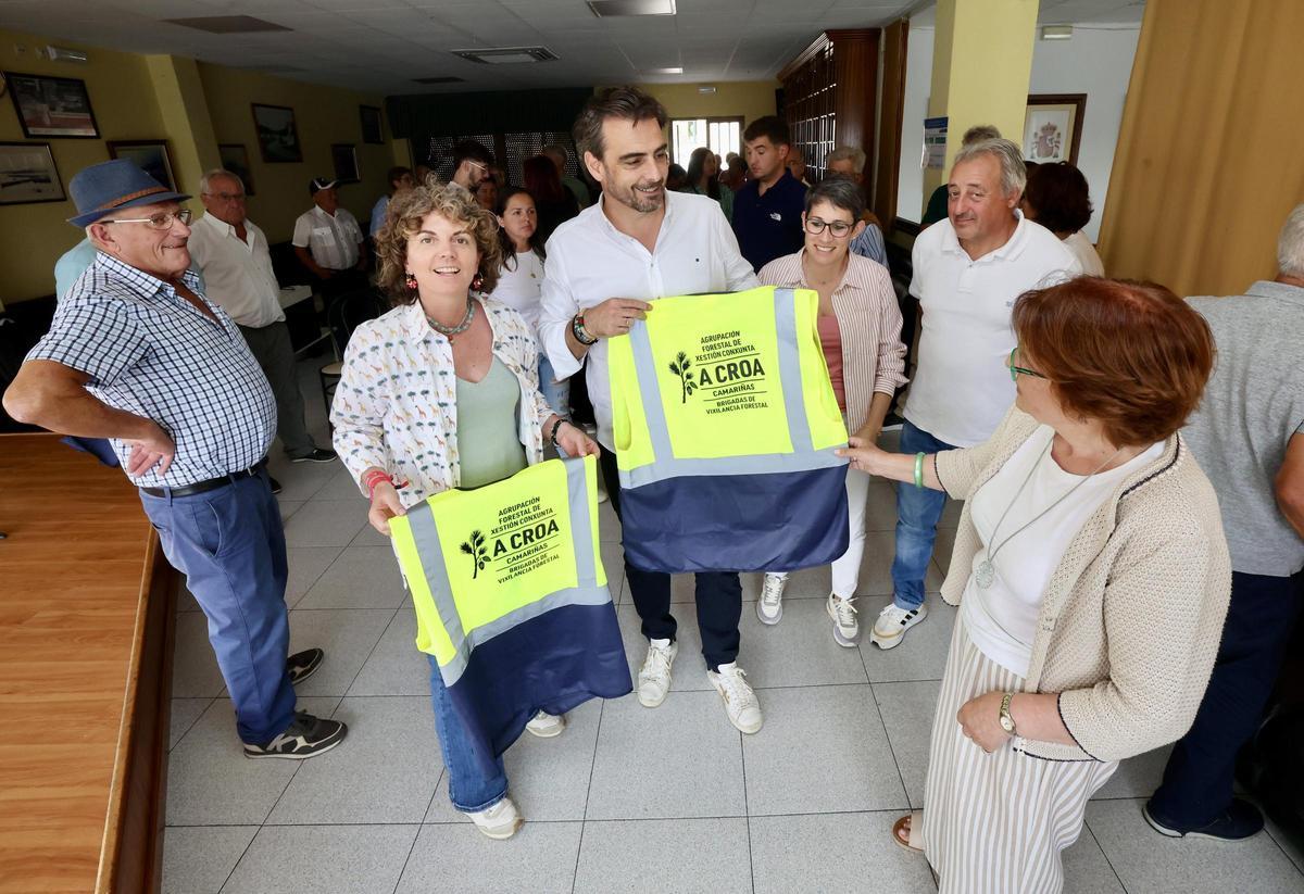 Diego Calvo con concelleiros locais e representantes da Asociación de Propietarios A Croa.