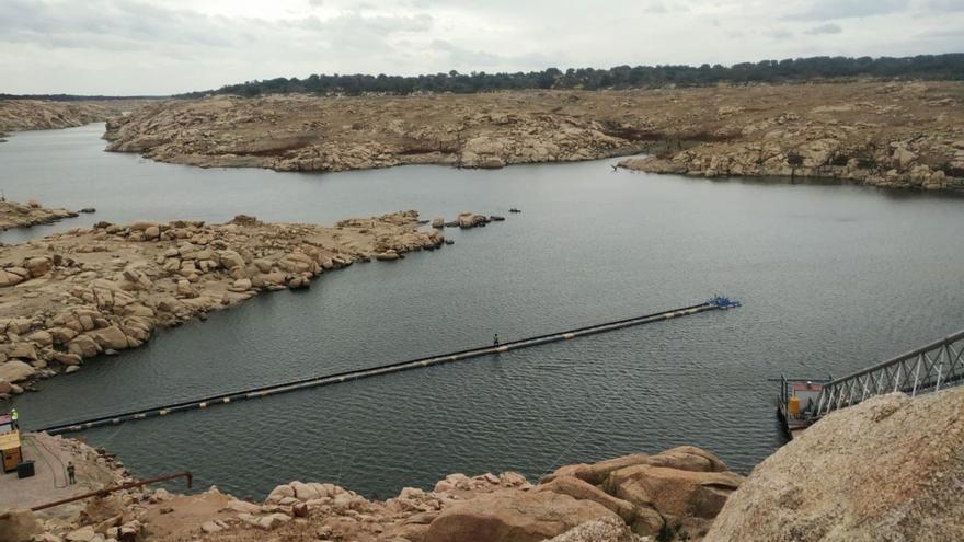 Captación de emergencia realizada el pasado año en el embalse de Almendra para garantizar el abastecimiento tras el trasvase a Porugal. | L. F.