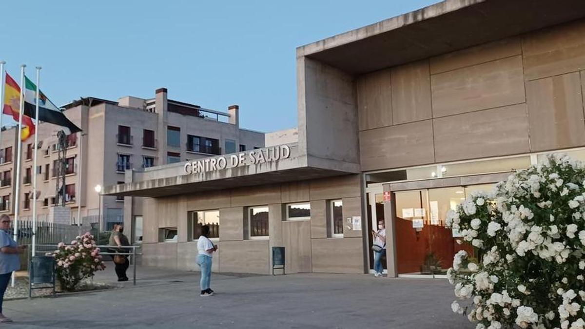 Pacientes esperan fuera de un centro de salud