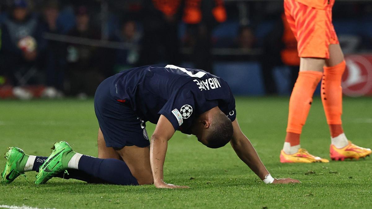 Mbappé, abatido tras ser eliminado de la Champions por el Dortmund en París.