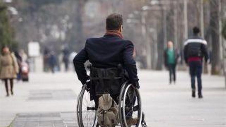 Un hombre en silla de ruedas.