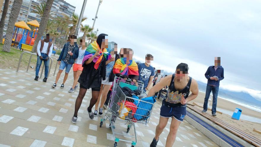 Macrobotellón en la playa de San Juan tras la Santa Faz