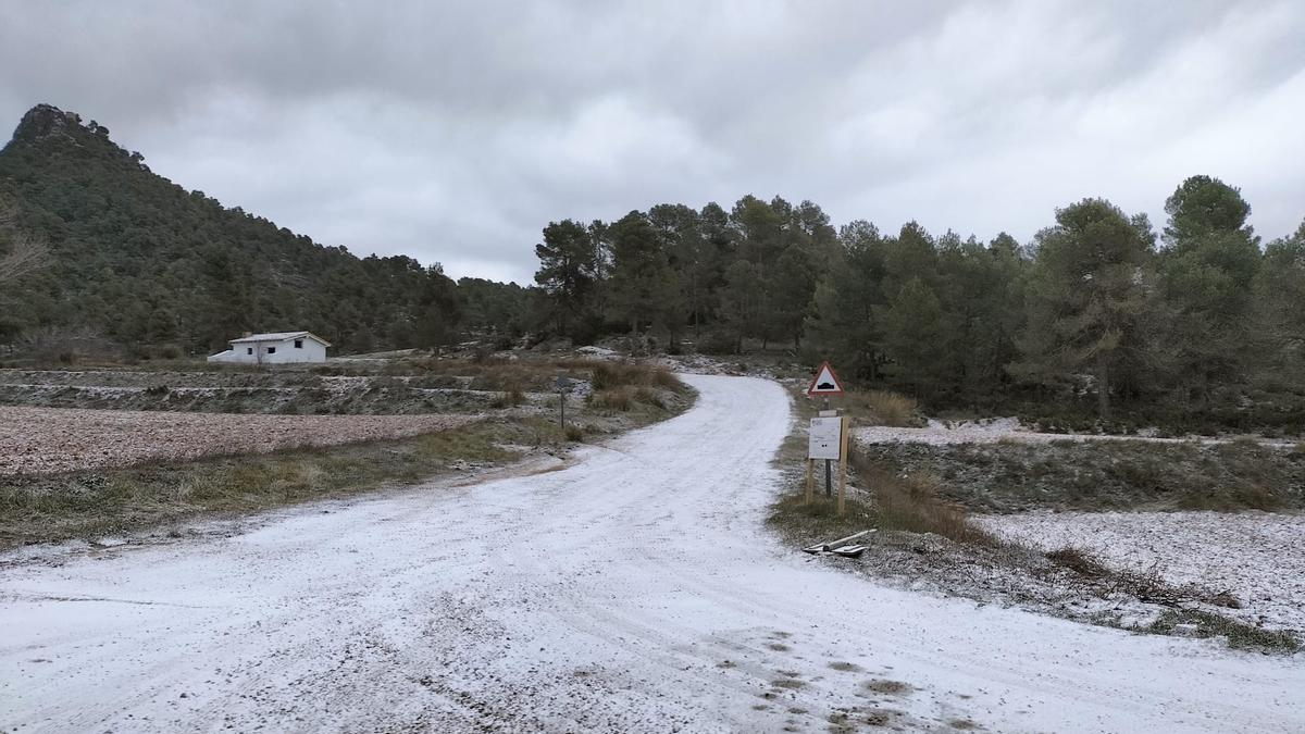 Primeras nevadas en la sierra y aguanieve en la ciudad de Bocairent