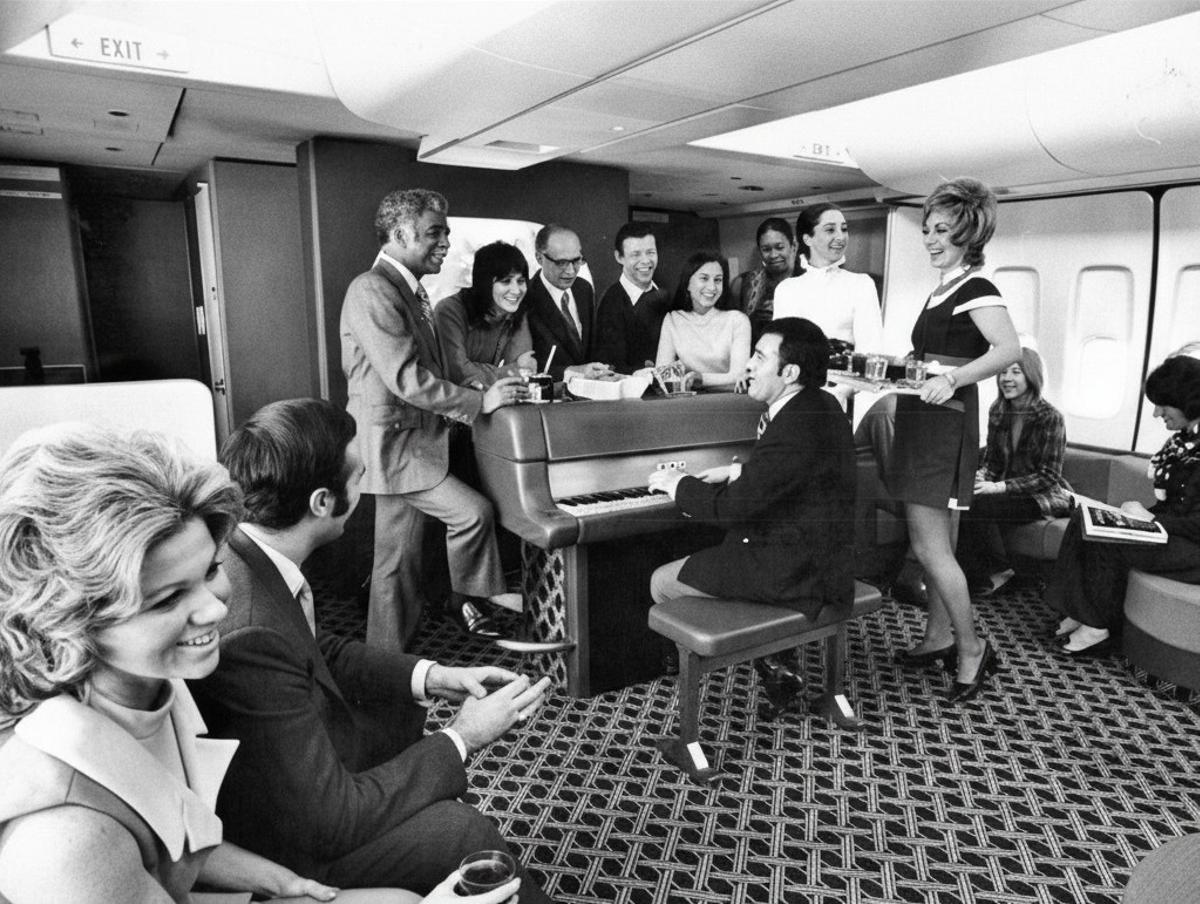 Interior de un Boeing 747 de American Airlines, con un piano bar, a mediados del siglo XX