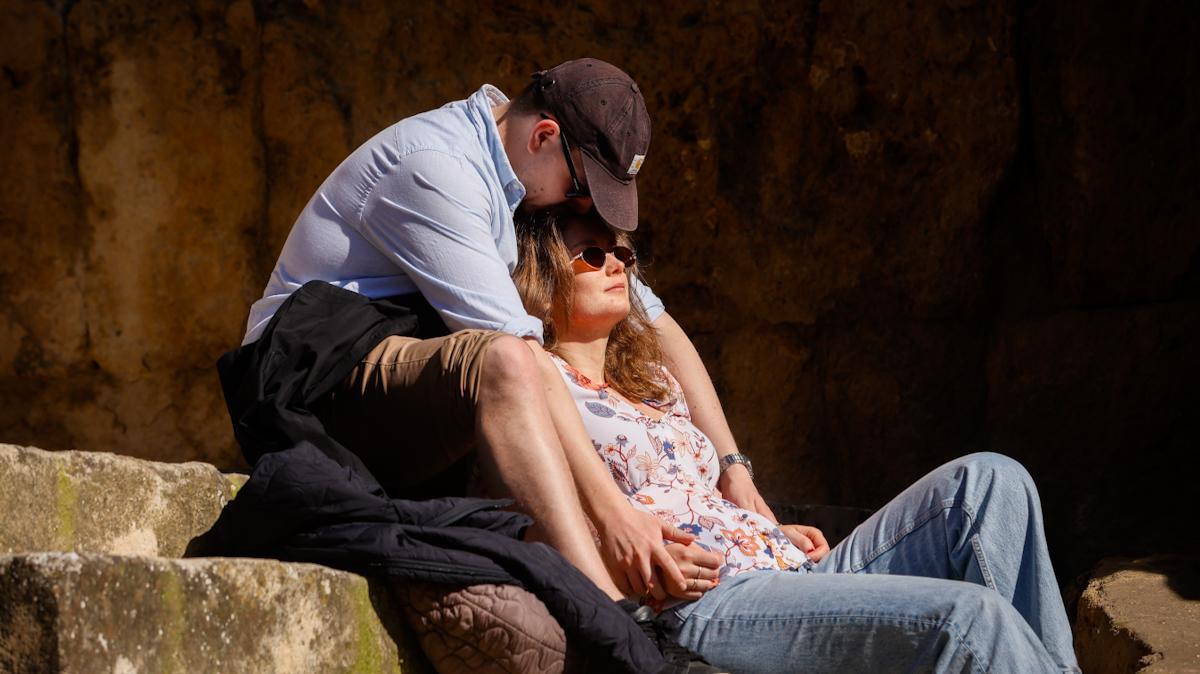 Turistas toman el sol junto a la Mezquita-Catedral el domingo 22 de febrero.