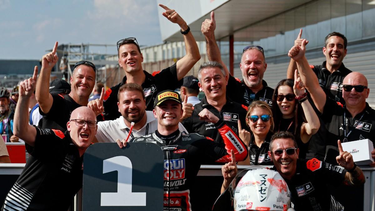 Manuel Gonzalez celebra la pole con su equipo