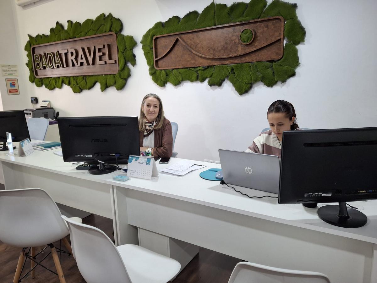 Silvia Sánchez, al frente de Badatravel, posa con su compañera Erika Vielba en la agencia de viajes.