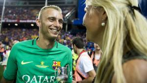 Cillessen, con su mujer, el día que ganó la Copa del Rey.