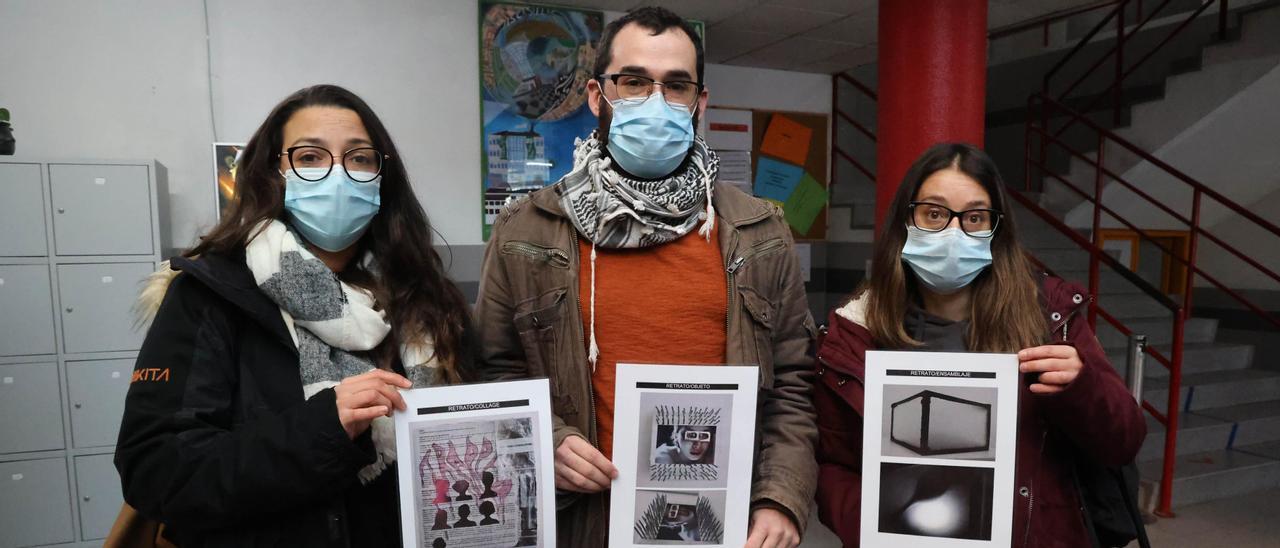 Inma Vidal, Rodrigo Alonso y Ana Vázquez, de la Asociación Érguete, ayer, en el IES Castelao, con algunas de las creaciones que se utilizan en los talleres