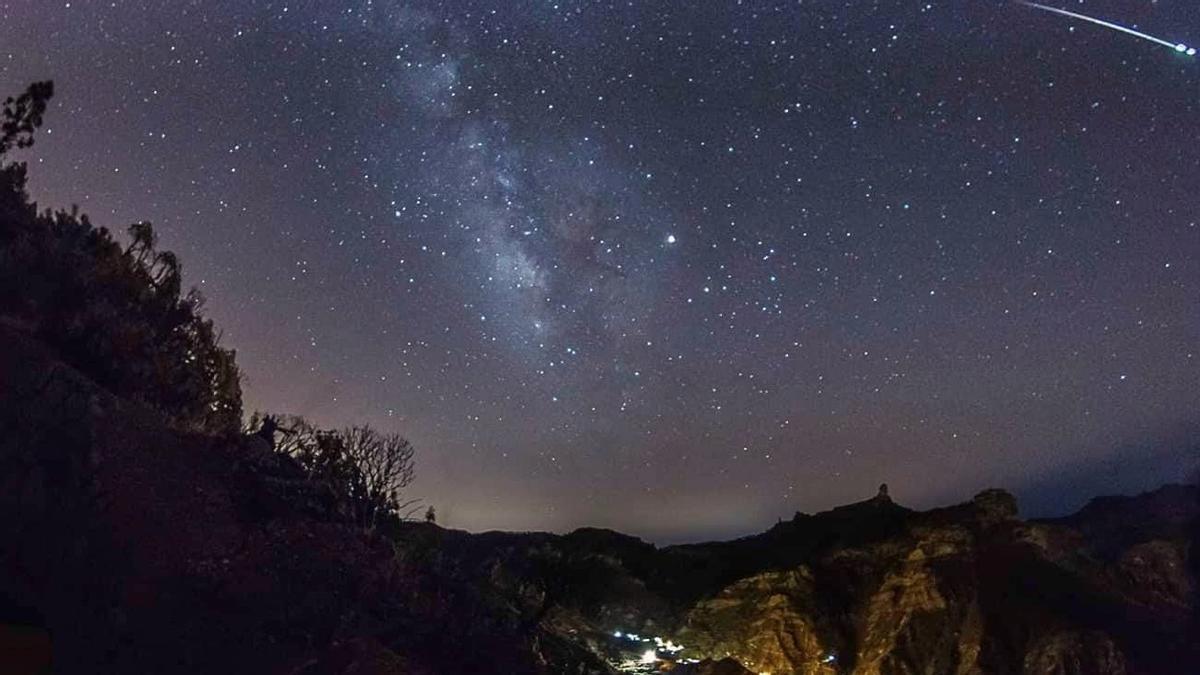 En la esquina superior derecha, bólido de Delta Acuáridas captado al sur de Gran Canaria.