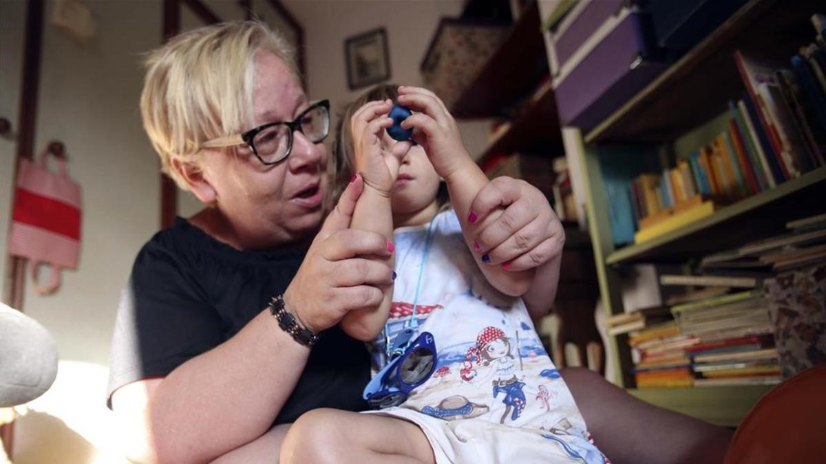 Una monitora juega con una niña de tres años en su casa de Madrid.