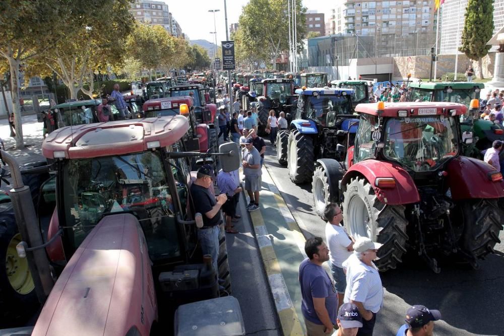 Protesta de agricultores en la Asamblea Regional