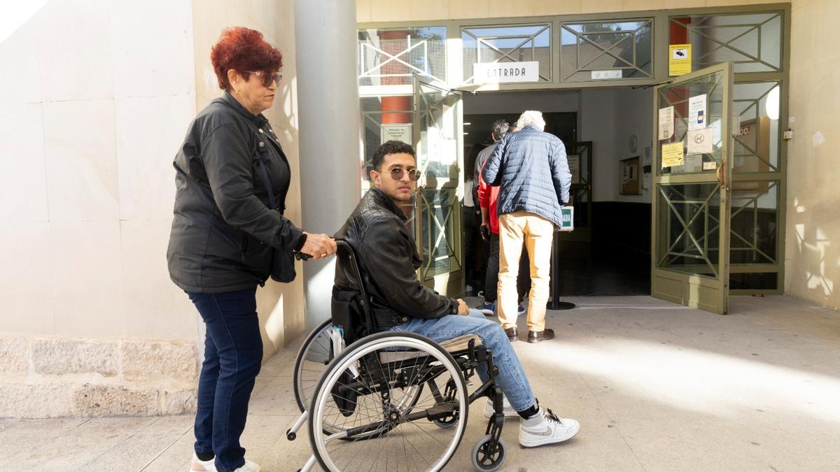 Diego, el joven que quedó parapléjico en un accidente laboral en Alicante, entra al Palacio de Justicia donde se ha celebrado el juicio al empresario por el siniestro