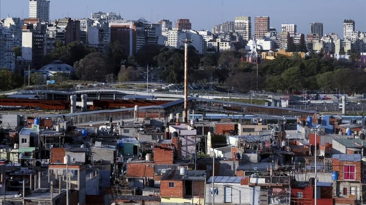 Barrios ricos y pobres colindan en Buenos Aires.