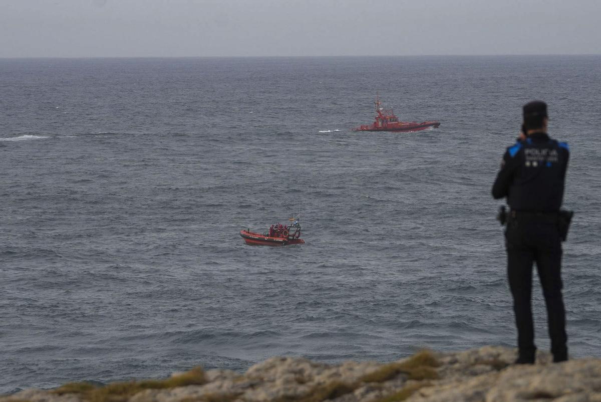 Al menos cuatro personas han fallecido y dos continúan desaparecidas tras caerse al mar de una de las pasarelas peatonales de madera que hay en la zona.