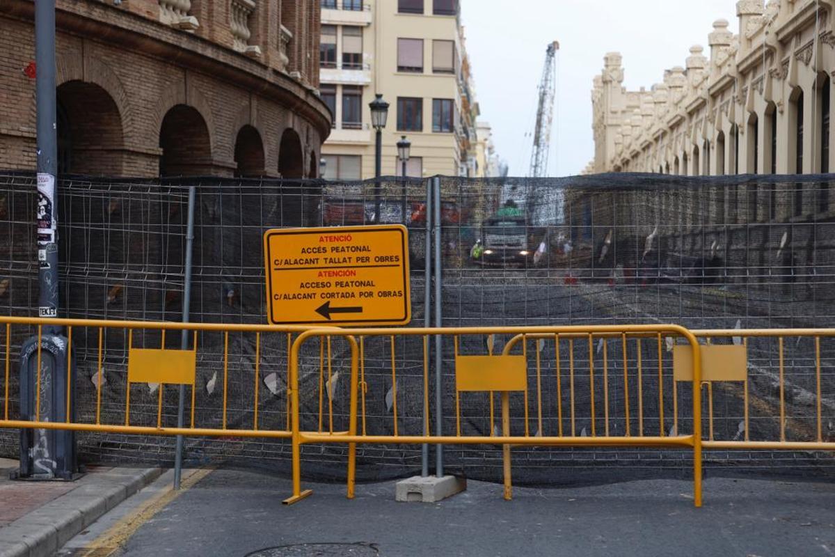 Comerciantes y vecinos, en pie de guerra por el corte de la calle Alicante