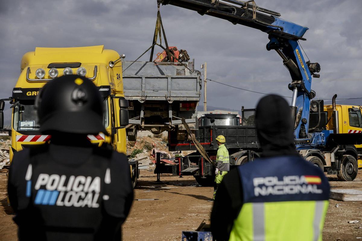 La Policía traslada el camión intervenido en Son Banya el 18 de noviembre.