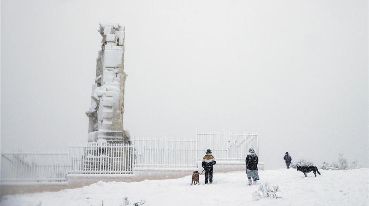 Un grupo de gente de camino a la cima de la colina de Filopapos, en Atenas, durante la intensa nevada en la ciudad. 