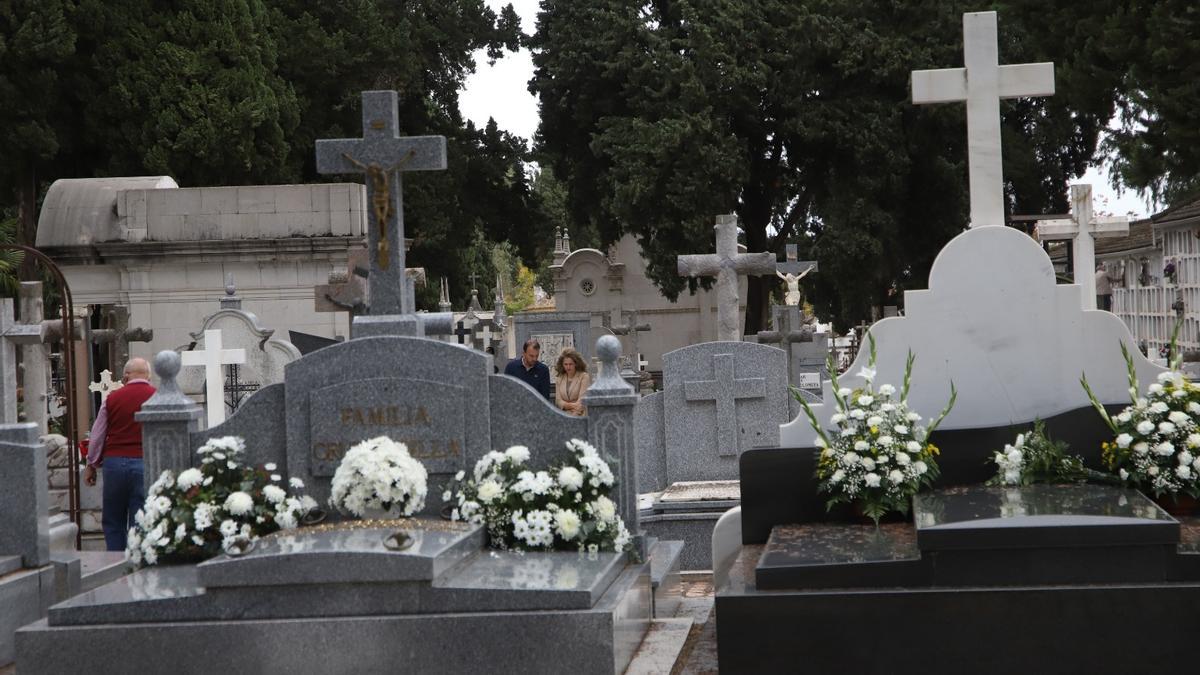 Visitas al cementerio de la Salud en la víspera del día de los Santos.