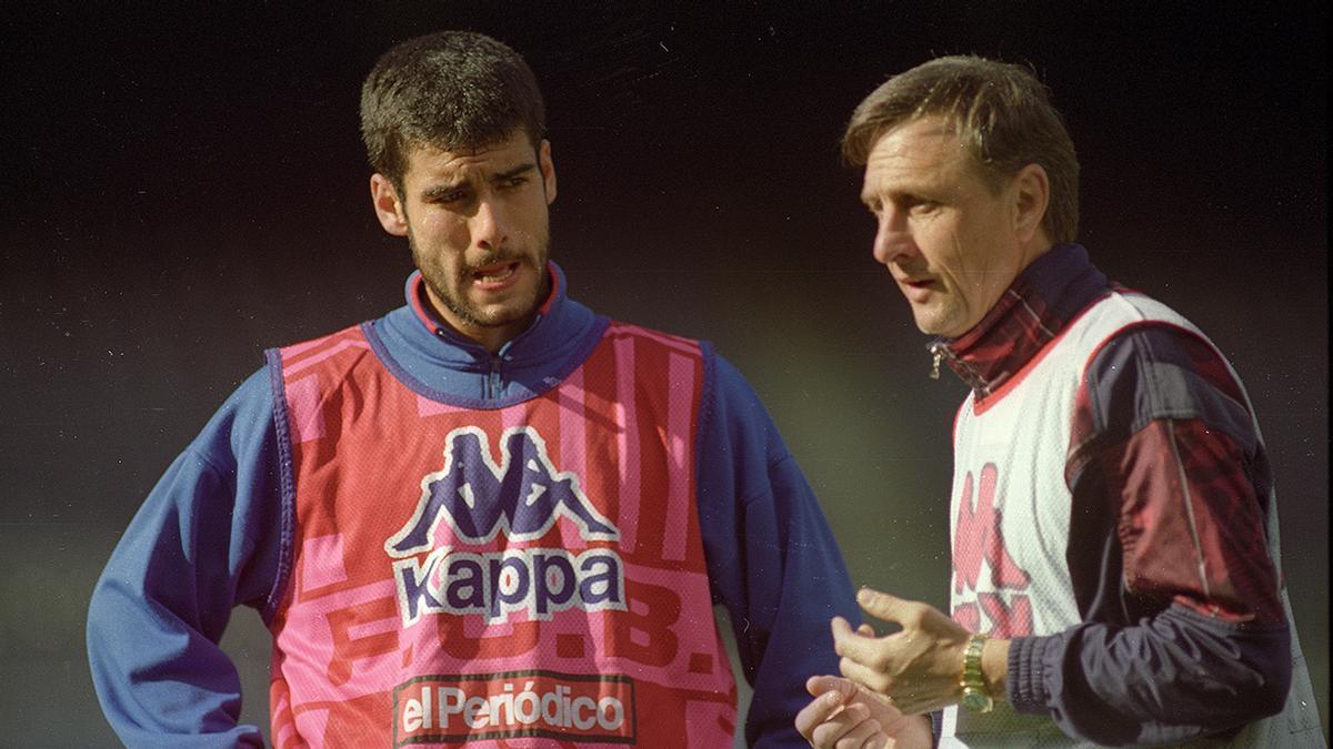 Pep Guardiola, atento a las explicaciones de Johan Cruyff en un entrenamiento en febrero de 1996.
