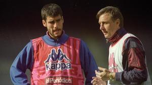 Pep Guardiola atento a las explicaciones de Johan Cruyff en un entrenamiento en febrero de 1996
