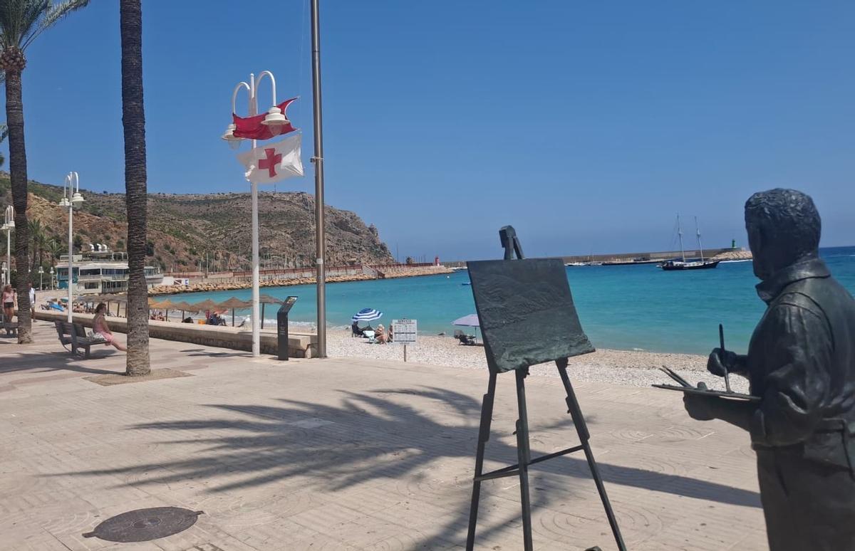 La bandera roja ondea en la playa de la Grava